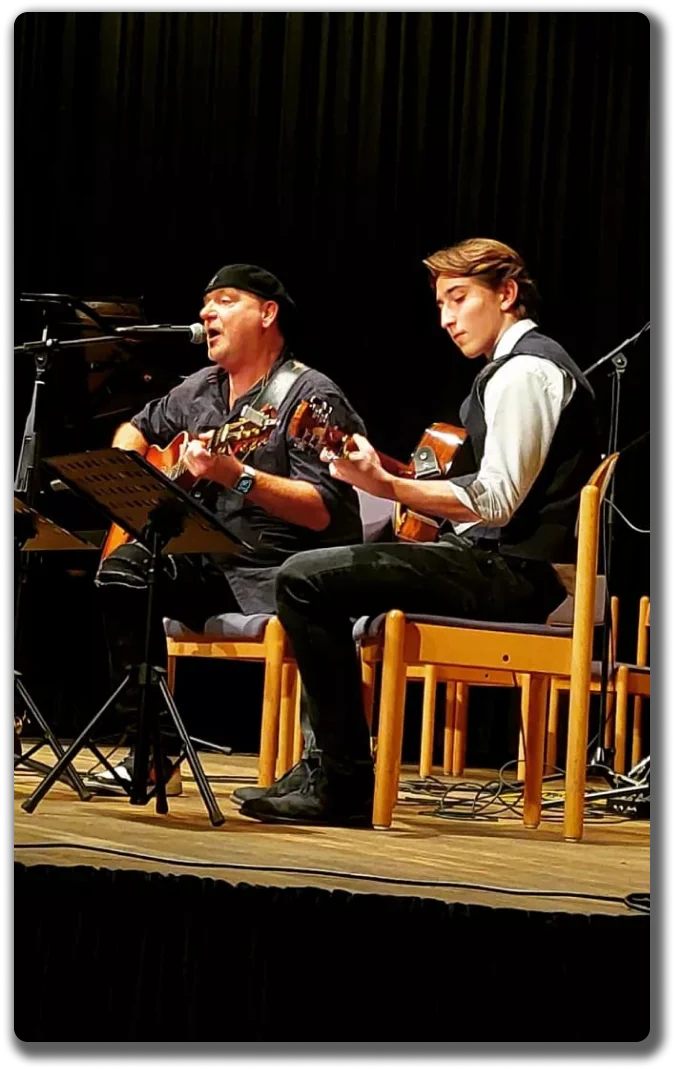Auftritt mit Gitarre auf einer Bühne